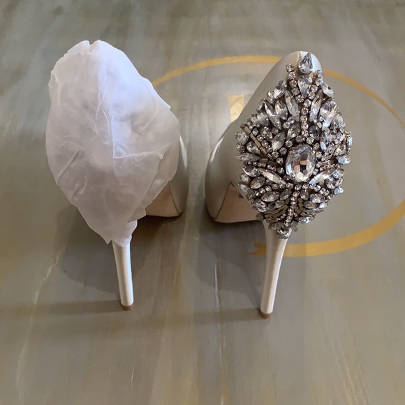 Badgley Mischka Kiara Ivory Platform Heel - Picture 6 of 7